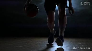带着球在黑暗的房间里运球的篮球运动员, 在烟雾中慢动作的背光